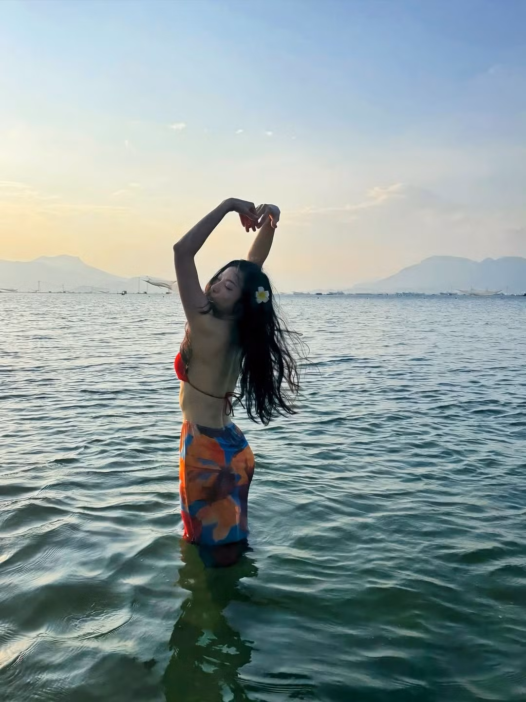 Phần chân váy độc đáo không chỉ tạo điểm nhấn nổi bật mà còn giúp tổng thể trang phục thêm phần ấn tượng và thu hút.