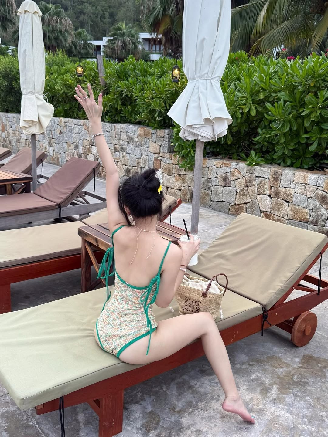 Cô nàng khéo léo khoe vóc dáng thon gọn, đôi chân dài miên man cùng thần thái vô cùng cuốn hút. (Ảnh: IGNV)