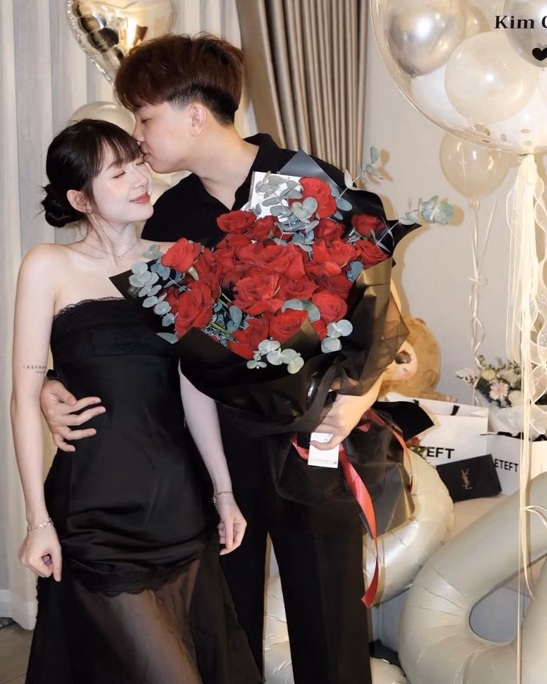 Nhiều người cho rằng đây là cách chuộc lỗi "đỉnh cao", vừa thể hiện sự hối lỗi, vừa thể hiện tình cảm chân thành dành cho bạn gái.