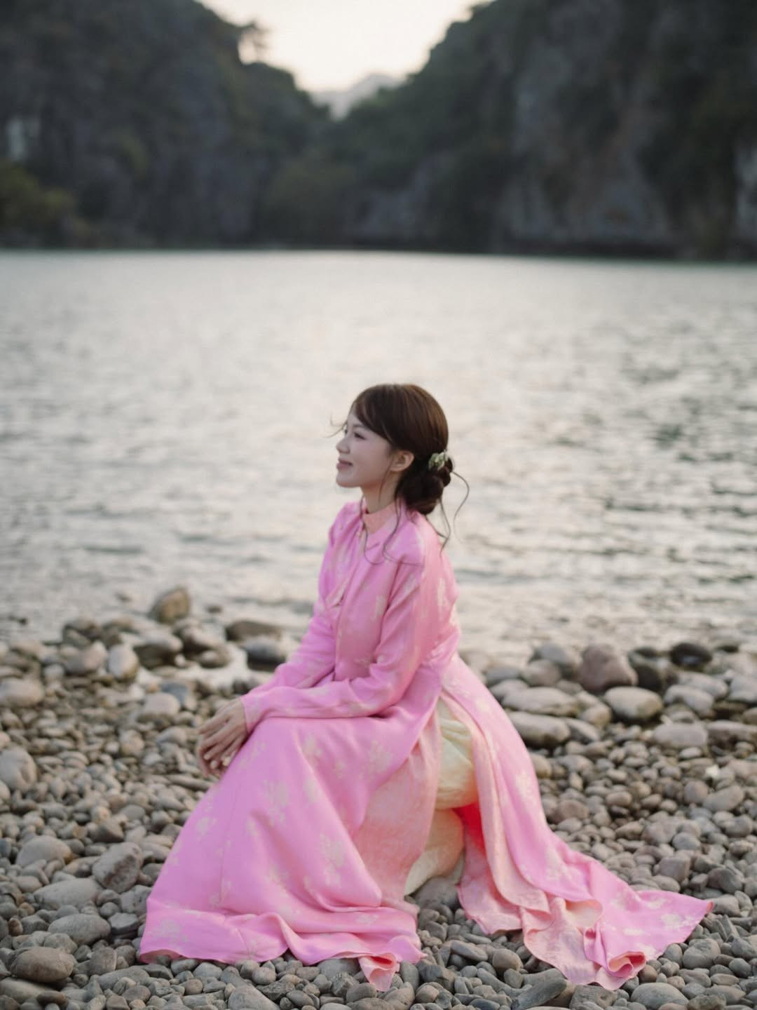 Trong bộ ảnh, Mèo Trái Đất xuất hiện với chiếc áo dài lụa với họa tiết in chìm mang đậm hơi thở truyền thống nhưng vẫn rất hiện đại. (Ảnh: IGNV)