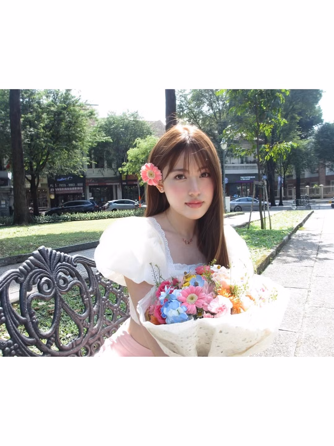 Cô diện chiếc áo croptop trắng tay bồng xinh xắn, khoe khéo vòng eo thon gọn, kết hợp cùng quần short màu hồng pastel tạo nên tổng thể hài hòa, tươi mới. (Ảnh: IGNV)