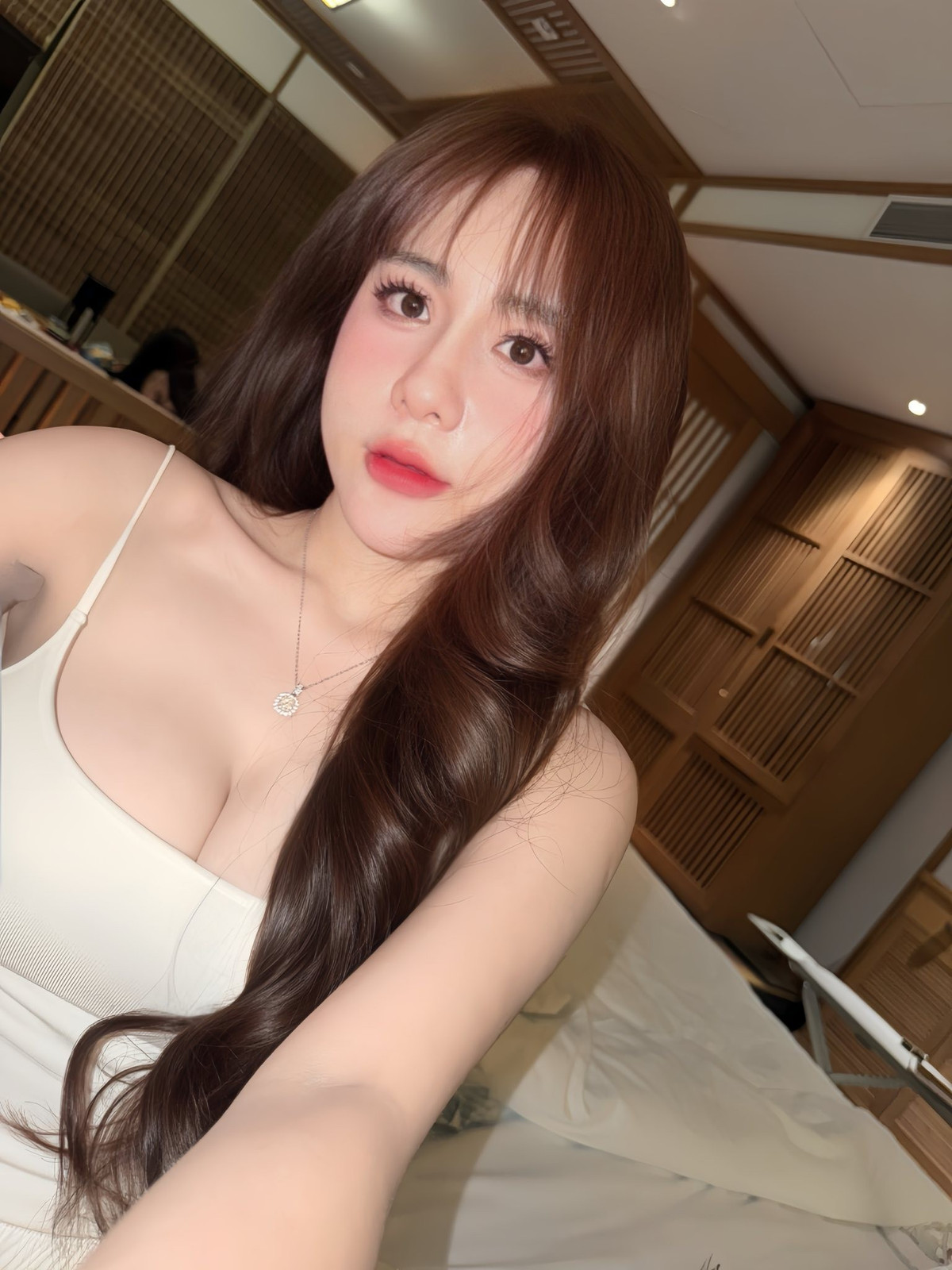 Những thiết kế ôm sát, khoe trọn đường cong thường được Tuyết Anh lựa chọn. (Ảnh: FBNV)