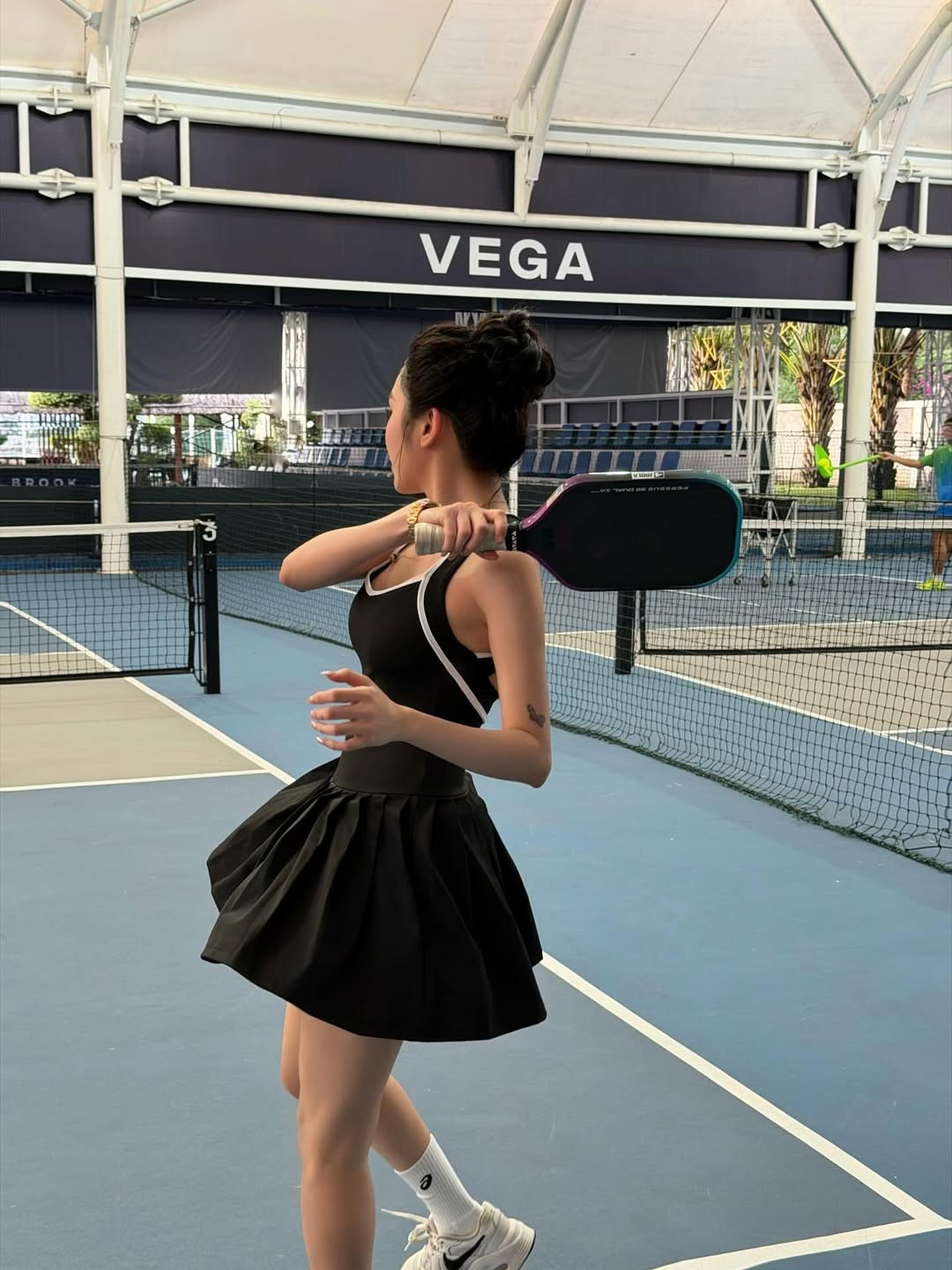 Bộ trang phục ôm sát cơ thể, đặc biệt là phần thân trên với dây đan chéo không chỉ tạo điểm nhấn cá tính mà còn giúp khoe khéo bờ lưng trần và xương quai xanh quyến rũ. (Ảnh: IGNV)