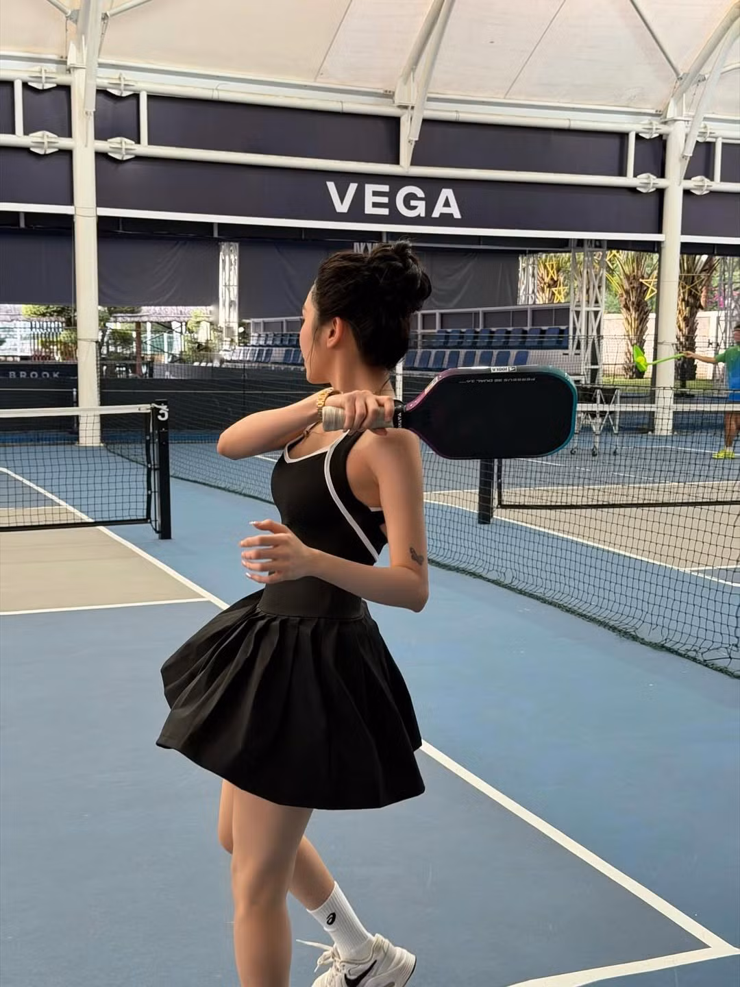 Bộ trang phục ôm sát cơ thể, đặc biệt là phần thân trên với dây đan chéo không chỉ tạo điểm nhấn cá tính mà còn giúp khoe khéo bờ lưng trần và xương quai xanh quyến rũ. (Ảnh: IGNV)