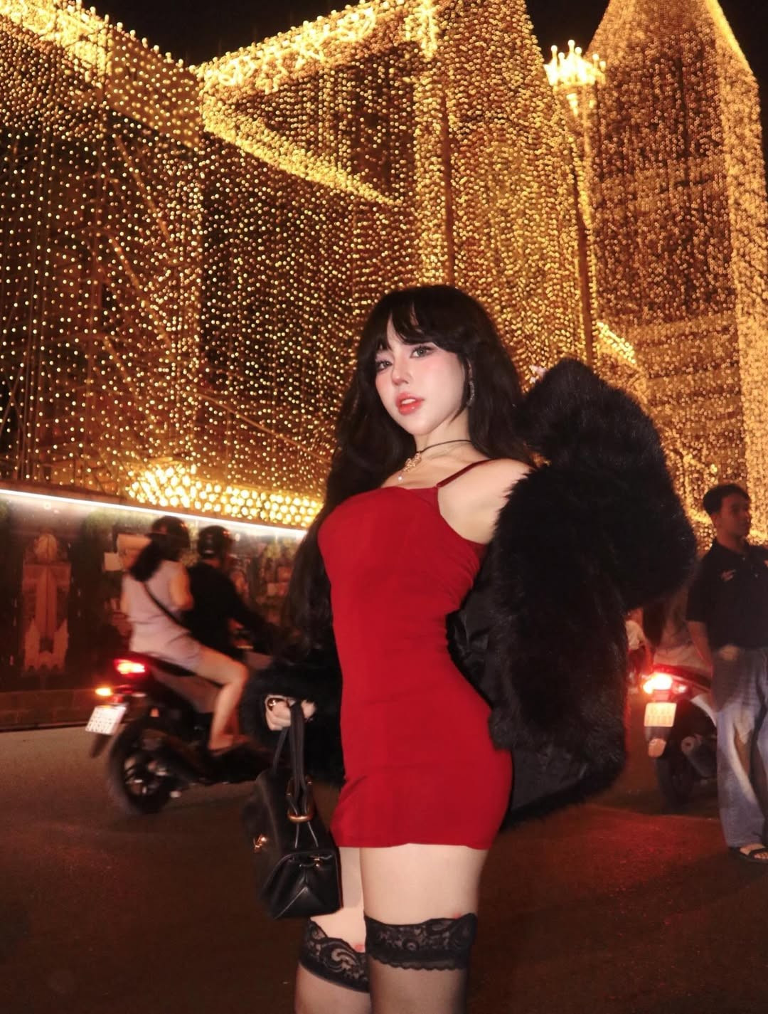 Dạo một vòng quanh khu vực Công xã Paris, không khó để bắt gặp những "girl phố" sành điệu trong những bộ trang phục đa dạng phong cách. (Ảnh: IG @baokhuyen.susan)