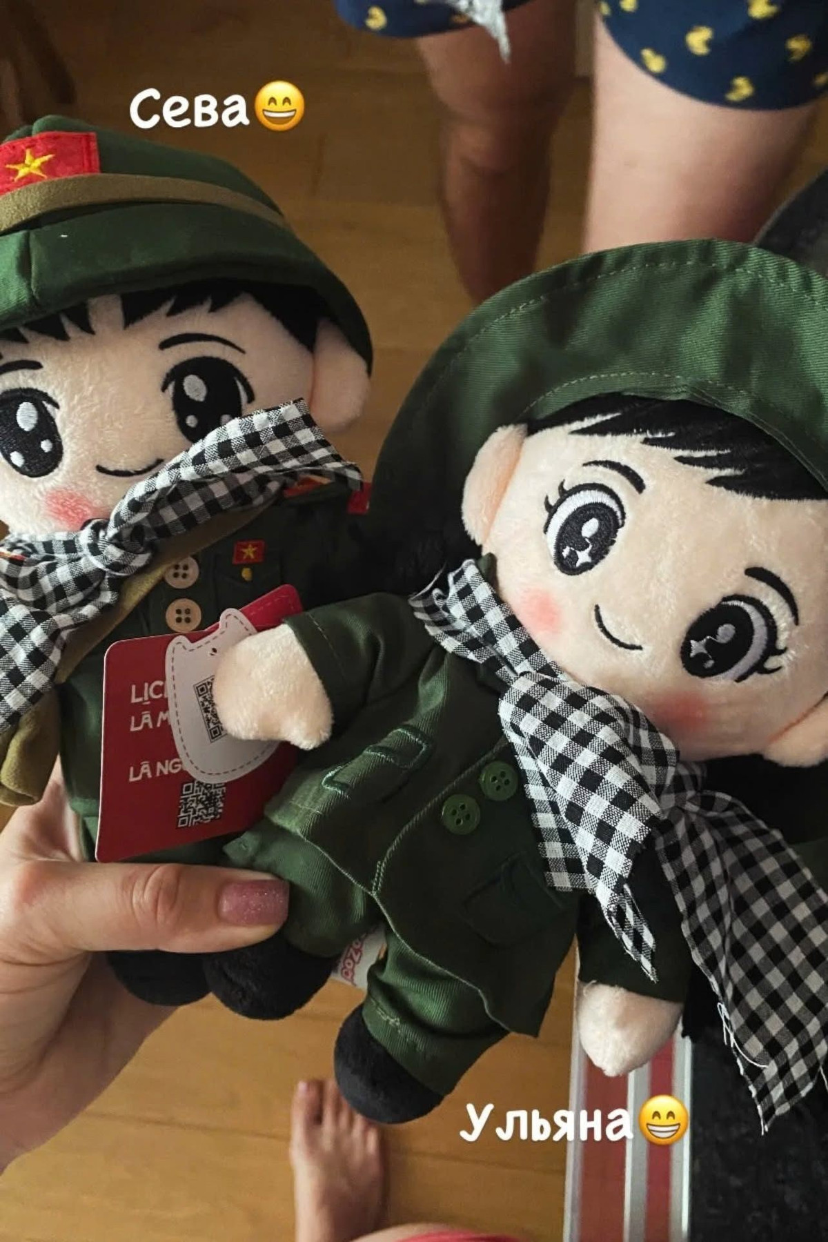 Trên trang cá nhân, vợ Anton Mikhailov đăng ảnh những món quà giản dị mà đầy tình cảm người dân Việt Nam đã dành tặng nam quân nhân như hạt cà phê, búp bê chiến sĩ Việt Nam, cao sao vàng, kẹo và cả xúc xích do người dân gửi tặng trong buổi diễu binh. (Ảnh: Tổng hợp)