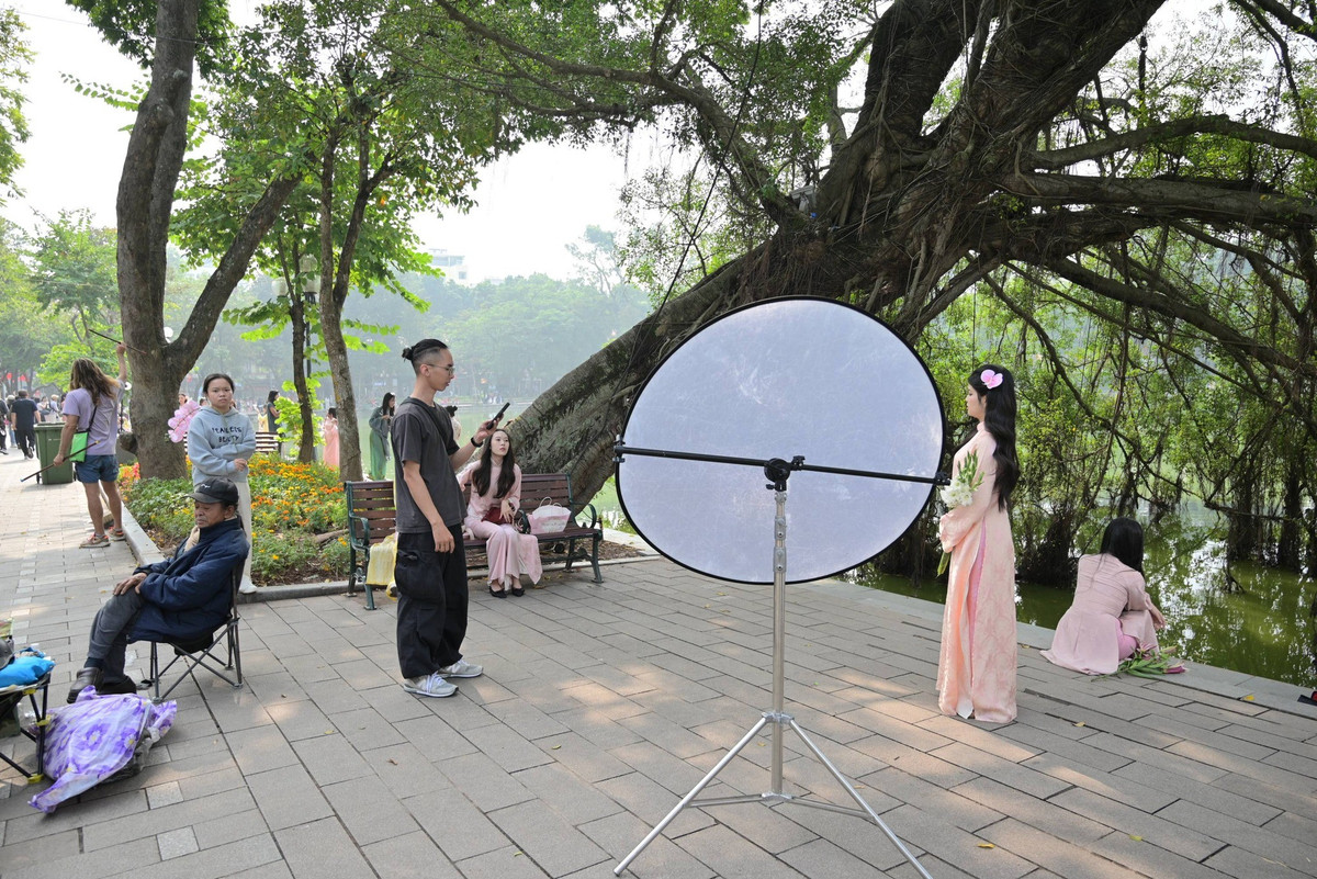"Tranh thủ đi chụp sớm vì thời tiết Hà Nội lúc này rất đẹp, nắng nhẹ và không quá lạnh. Chụp bây giờ cũng đỡ đông hơn so với những ngày giáp Tết thực sự, giúp mình thoải mái tạo dáng hơn," một bạn trẻ chia sẻ.