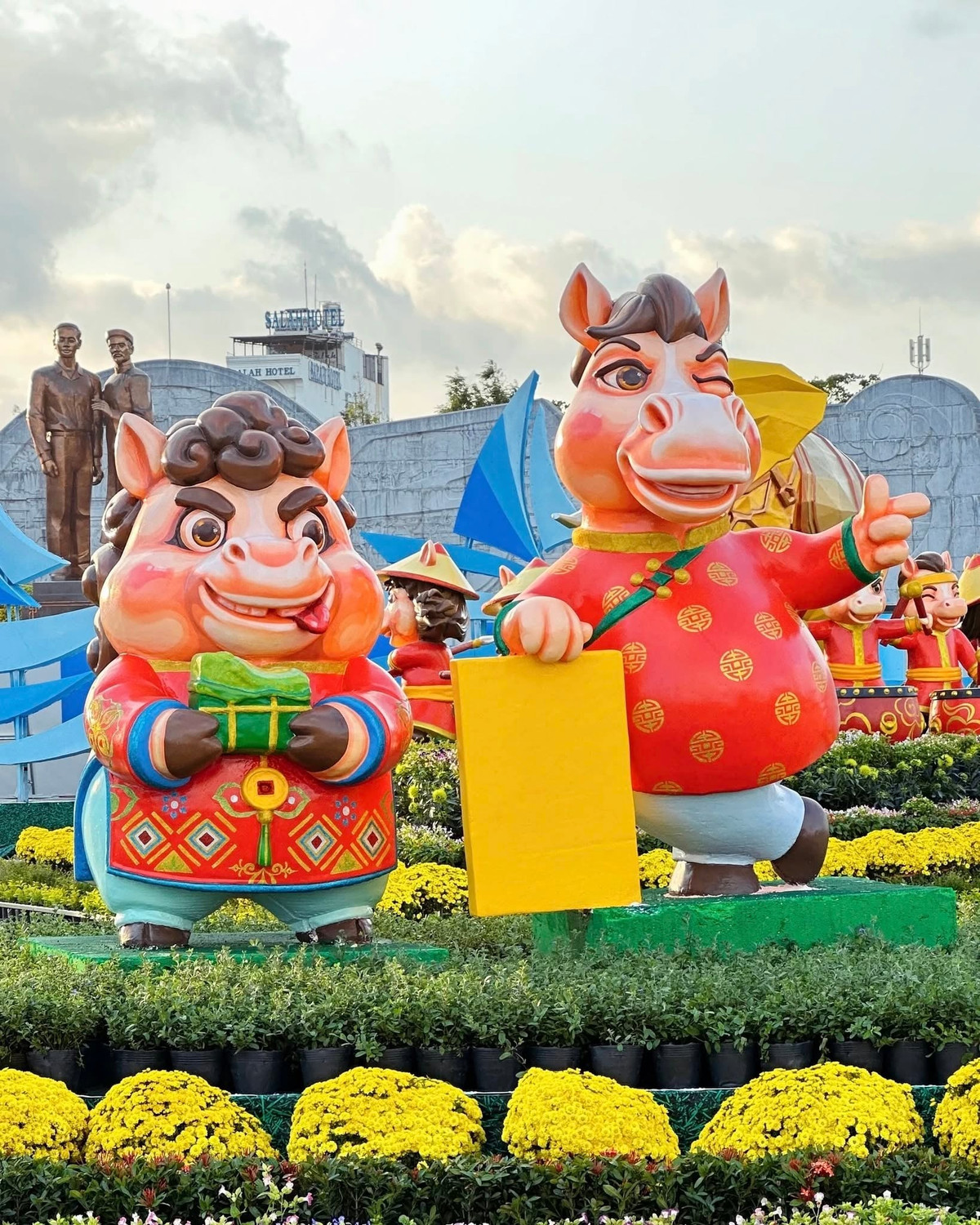 Cụm linh vật năm mới này được xây dựng theo phong cách trẻ trung, lấy cảm hứng từ nhịp sống hiện đại và du lịch biển. Ngoài "chiến thần ngựa cầm iPhone", bộ sưu tập ngựa Quy Nhơn còn có Ngựa phiên bản "tóc vàng hoe" hay "tóc nâu trầm" xoăn tít với phong thái quý tộc.