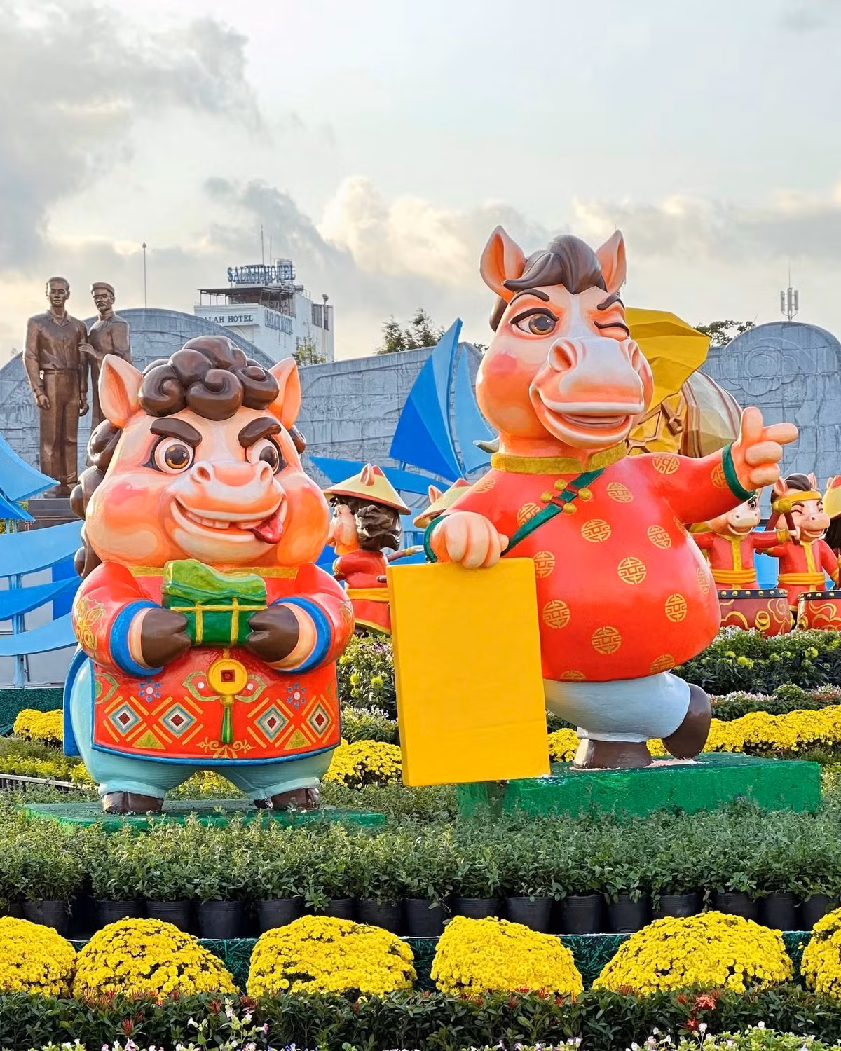 Cụm linh vật năm mới này được xây dựng theo phong cách trẻ trung, lấy cảm hứng từ nhịp sống hiện đại và du lịch biển. Ngoài "chiến thần ngựa cầm iPhone", bộ sưu tập ngựa Quy Nhơn còn có Ngựa phiên bản "tóc vàng hoe" hay "tóc nâu trầm" xoăn tít với phong thái quý tộc.