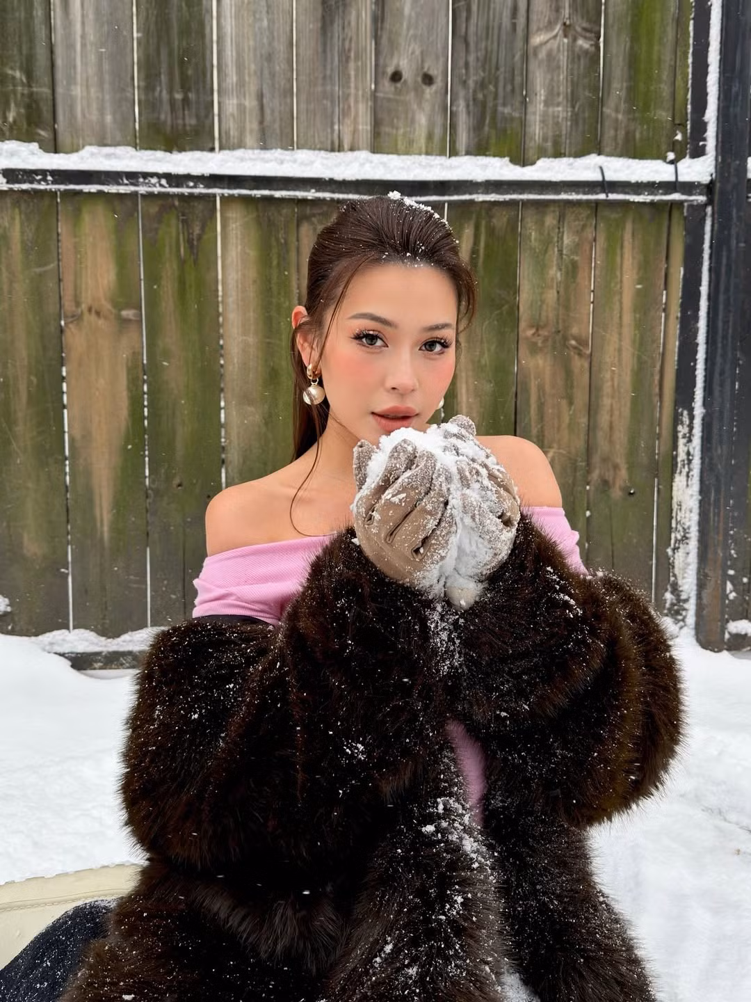 Nguyên Newin được biết đến là một trong những beauty blogger đình đám Việt Nam không chỉ bởi kiến thức chuyên sâu về mỹ phẩm mà còn nhờ gu thời trang sang chảnh, đậm chất "tiểu thư". Mới đây, cô nàng lại một lần nữa khiến cộng đồng mạng trầm trồ khi tung bộ ảnh thả dáng giữa trời tuyết trắng xóa, khẳng định đẳng cấp nhan sắc và thần thái "không phải dạng vừa". (Ảnh: IGNV)