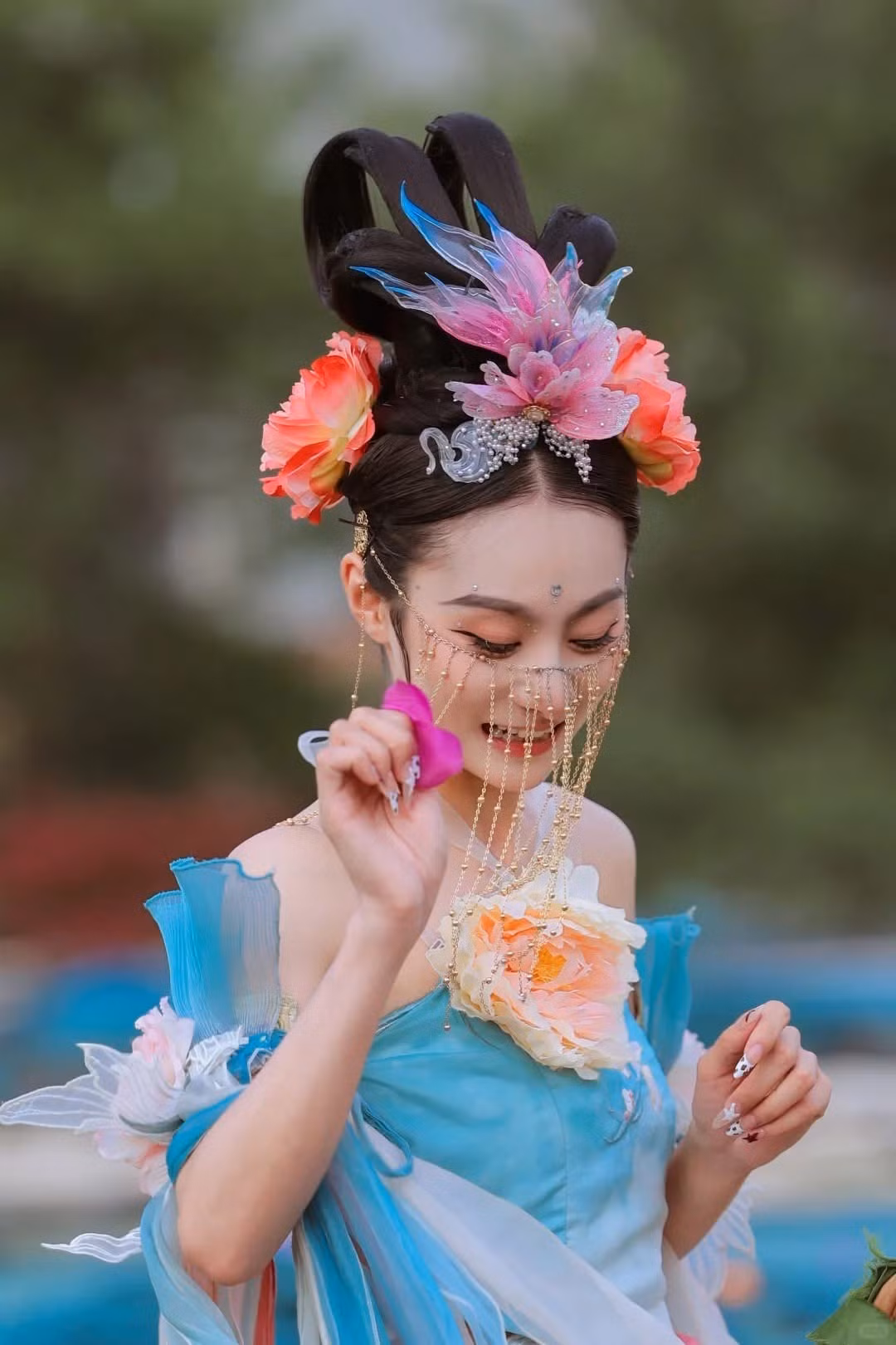 Một trong những nữ vũ công nổi tiếng nhất với màn trình diễn này là Đình Đình. Cô sở hữu một vẻ đẹp dịu dàng, thanh thoát, rất hợp với hình tượng tiên nữ thoát tục.