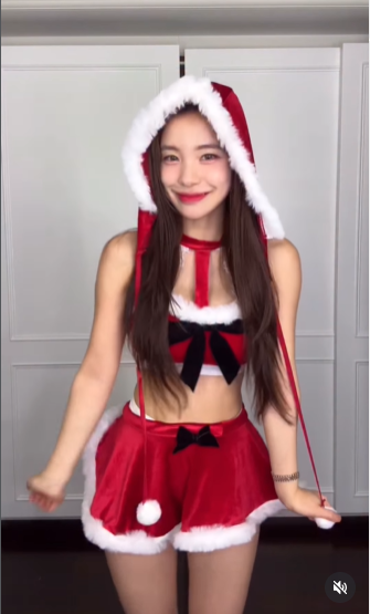 Với vẻ ngoài xinh đẹp như búp bê và thân hình chuẩn mực, Lee Da Hye luôn là tâm điểm chú ý mỗi khi xuất hiện.