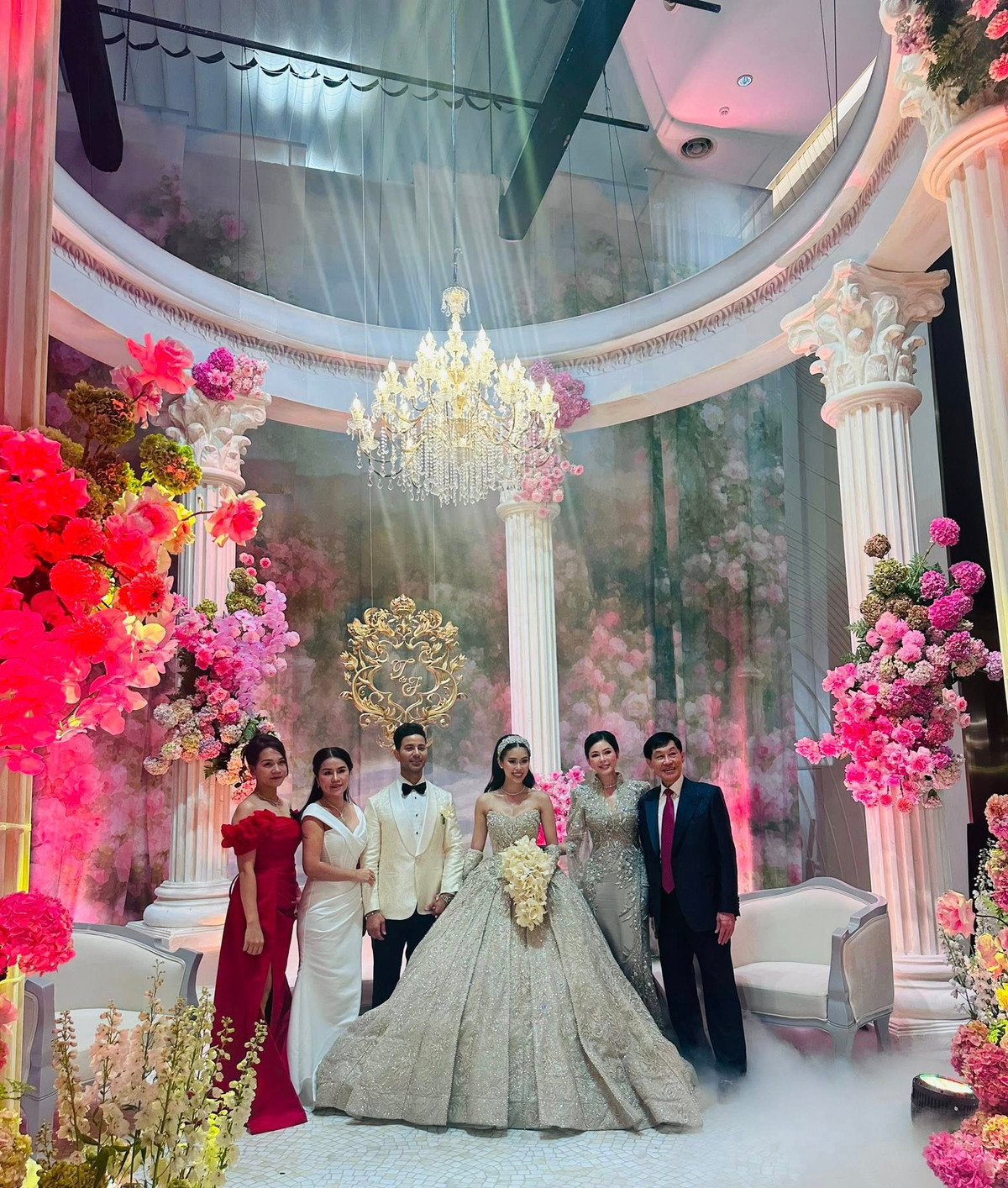 Phong cách tiệc cưới khiến nhiều người liên tưởng đến những kiến trúc Phục Hưng xưa. Đây là phong cách có từ thế kỷ 14 đến 17 ở châu Âu, hồi sinh các giá trị của Hy Lạp và La Mã cổ đại, nhấn mạnh tính đối xứng, tỷ lệ, hình học và sự hài hòa, sử dụng các yếu tố như cột, vòm bán nguyệt, mái vòm... (Ảnh: Facebook Giang Nguyen)