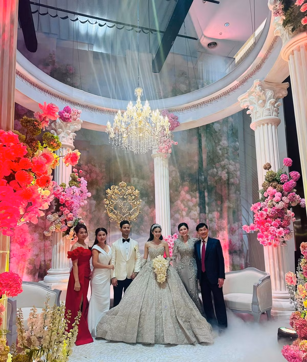Phong cách tiệc cưới khiến nhiều người liên tưởng đến những kiến trúc Phục Hưng xưa. Đây là phong cách có từ thế kỷ 14 đến 17 ở châu Âu, hồi sinh các giá trị của Hy Lạp và La Mã cổ đại, nhấn mạnh tính đối xứng, tỷ lệ, hình học và sự hài hòa, sử dụng các yếu tố như cột, vòm bán nguyệt, mái vòm... (Ảnh: Facebook Giang Nguyen)