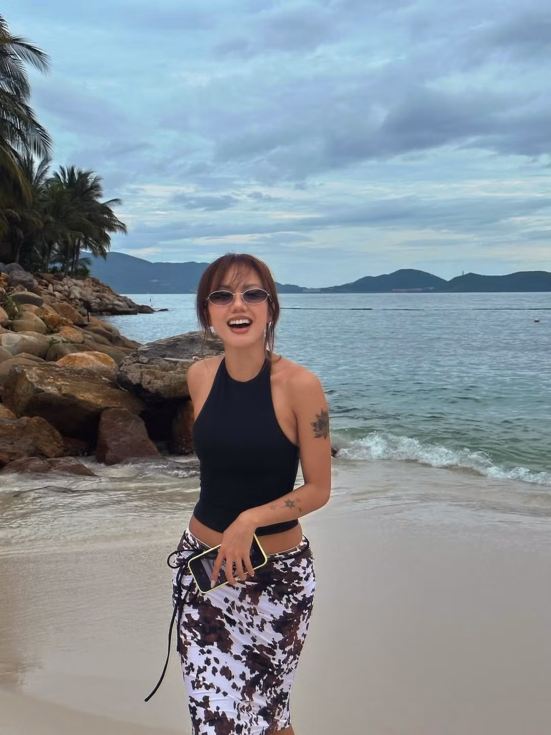 Loạt ảnh mới được Phương Ly chia sẻ cho thấy sự ưu ái của cô với những item thời trang tôn dáng và nổi bật cá tính. (Ảnh: IGNV)