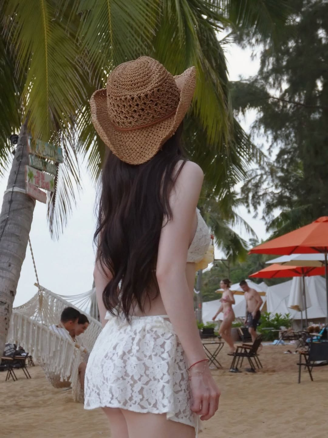 Cô tạo dáng tự nhiên, e ấp trước ống kính, khoe trọn vóc dáng thon gọn và làn da trắng sáng. Dù là khoảnh khắc quay lưng, nhìn ra xa hay khi che nhẹ ánh nắng, mỗi bức ảnh đều toát lên một vẻ đẹp rất riêng. (Ảnh: IGNV)