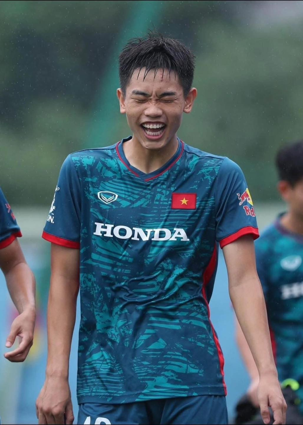 Trong trận chung kết với Indonesia, dù không ghi bàn, anh vẫn khiến đội bạn e ngại và liên tục kèm cặp rất sát. Người hâm mộ xót xa khi Đình Bắc bị nhiều vết xước ở cổ do cầu thủ Indonesia tác động.