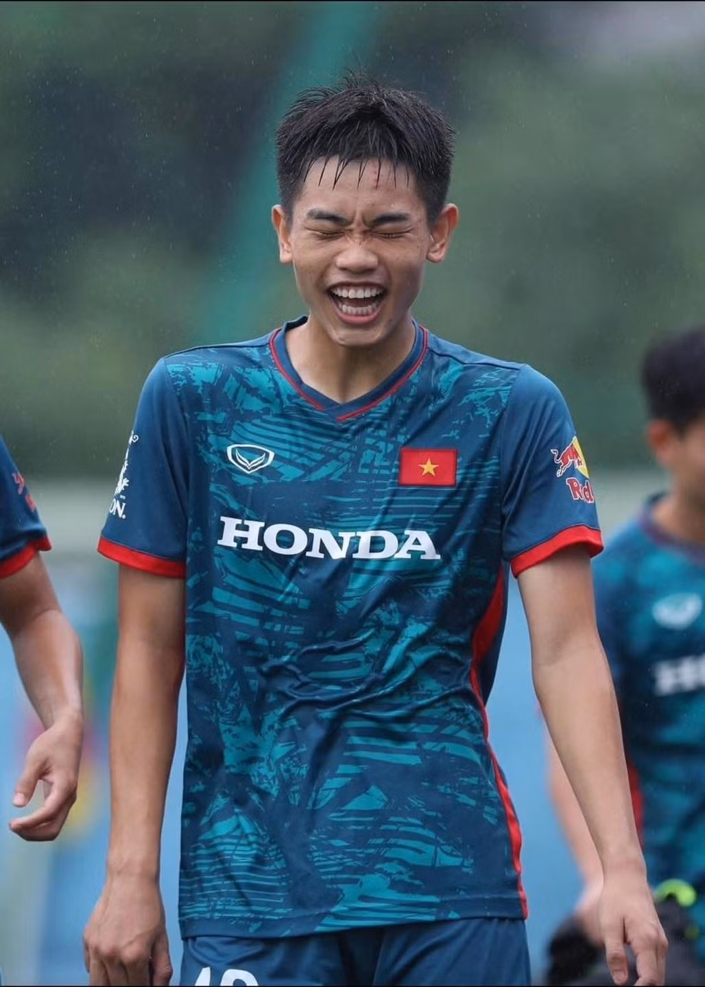 Trong trận chung kết với Indonesia, dù không ghi bàn, anh vẫn khiến đội bạn e ngại và liên tục kèm cặp rất sát. Người hâm mộ xót xa khi Đình Bắc bị nhiều vết xước ở cổ do cầu thủ Indonesia tác động.