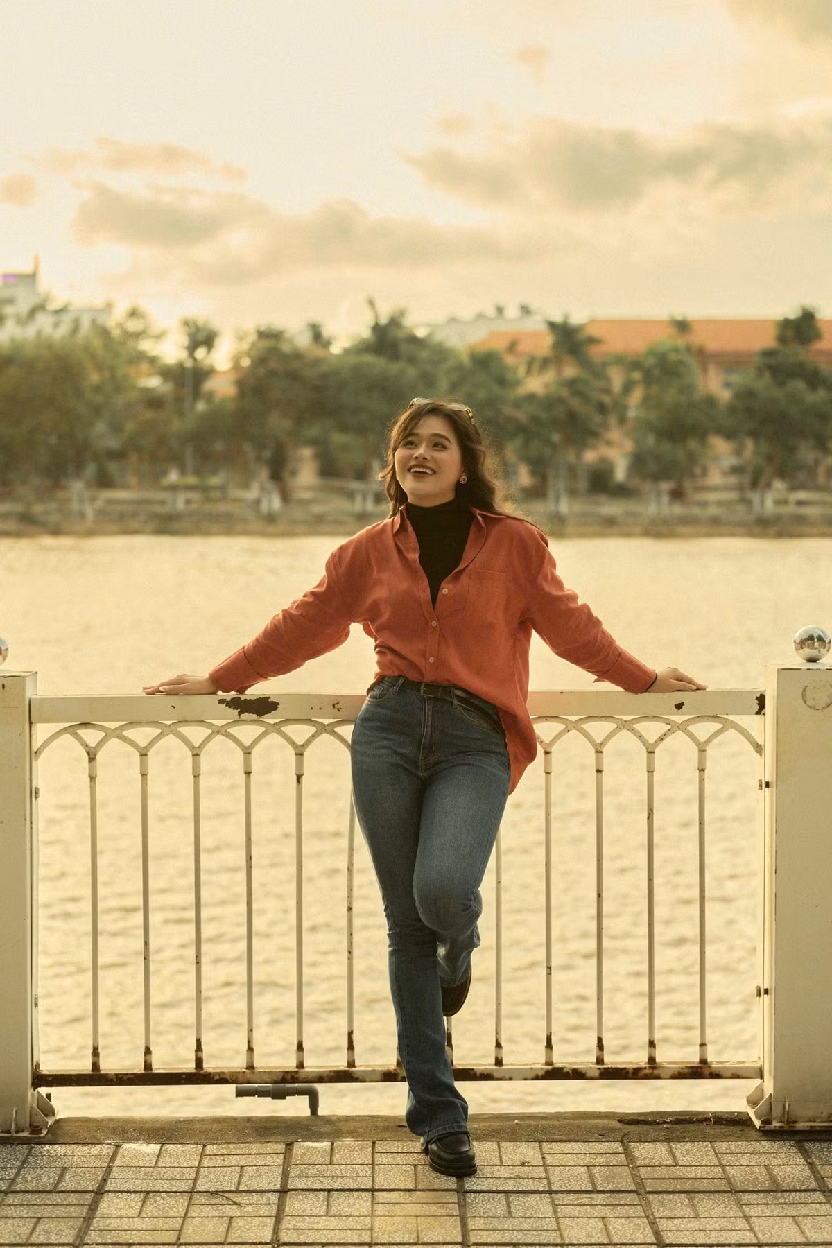 Điểm thay đổi lớn nhất và đáng chú ý nhất chính là hàm răng. Ngân Thảo đã có một hàm răng mới đều đẹp, giúp cô tự tin hơn rất nhiều. Danh xưng "thánh sún" giờ đây chỉ còn là một kỷ niệm đẹp. (Ảnh: FBNV)