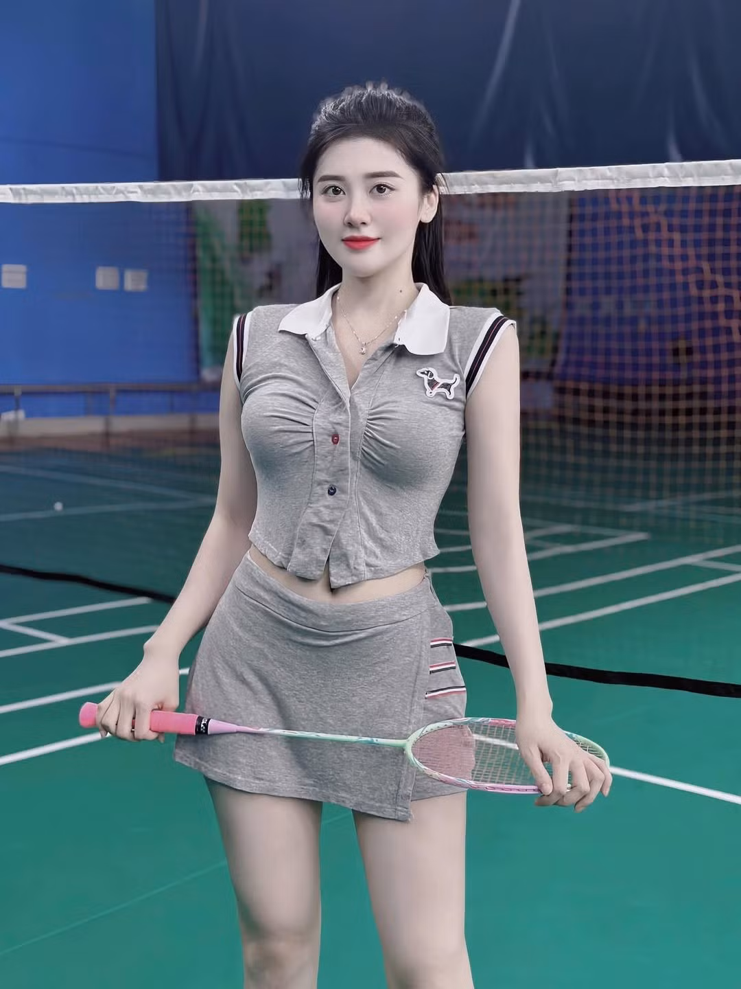 Bạch Huyền Trang - cô nàng hot girl nổi tiếng đến từ Nghệ An, được mệnh danh là "Hot girl trường Luật" hay "Crush quốc dân", mới đây đã khiến cộng đồng mạng xôn xao với loạt ảnh khoe dáng trong trang phục thể thao trên sân cầu lông. (Ảnh: IGNV)