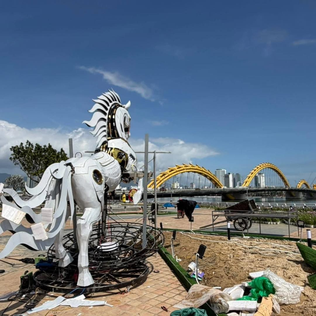 Bên cạnh tác phẩm được ghép từ tên các đơn vị hành chính, mô hình ngựa máy "Kim Mã 4.0" cũng đang tạo nên một làn sóng thảo luận sôi nổi trên mạng xã hội nhờ vẻ ngoài hiện đại và đầy tính công nghệ. Mô hình này được bố trí tại khu vực sàn cảnh quan phía nam, đoạn đuôi cầu Rồng.