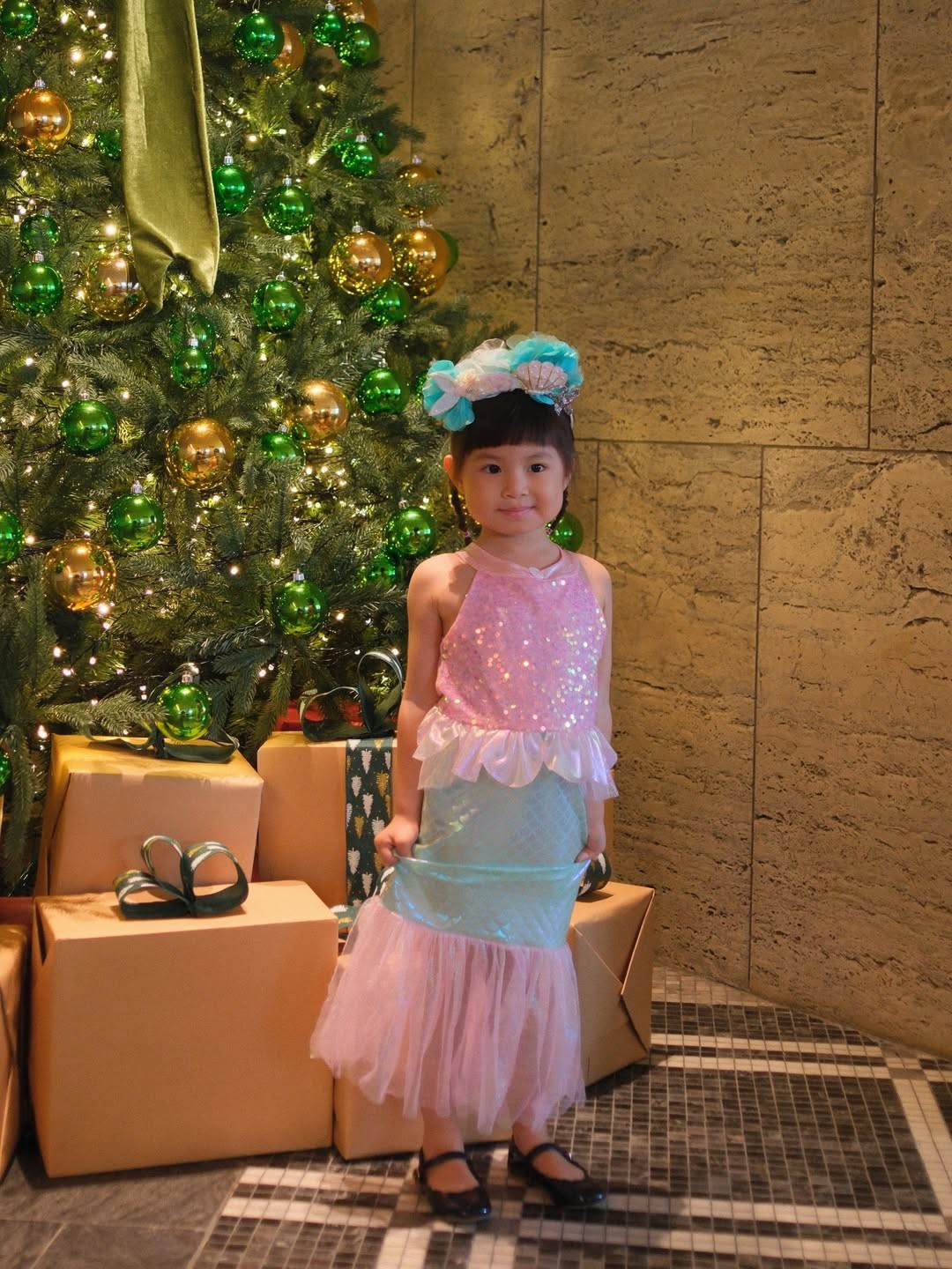 Bộ trang phục của cô bé là sự kết hợp ngọt ngào của chiếc áo kim sa màu hồng lấp lánh và chiếc váy đuôi cá màu xanh mint óng ánh, đi kèm với dải lụa tuyn màu hồng phớt mềm mại. (Ảnh: @pamyeuoi)