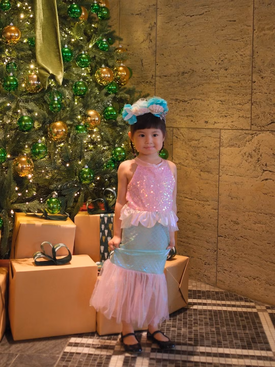 Bộ trang phục của cô bé là sự kết hợp ngọt ngào của chiếc áo kim sa màu hồng lấp lánh và chiếc váy đuôi cá màu xanh mint óng ánh, đi kèm với dải lụa tuyn màu hồng phớt mềm mại. (Ảnh: @pamyeuoi)