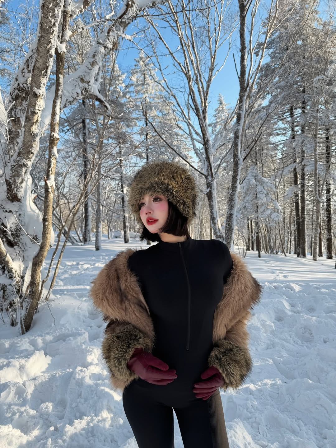 Chu Mạc Thúy Quỳnh, hot girl nổi tiếng với gương mặt xinh đẹp, bờ môi cong quyến rũ và thân hình nóng bỏng, đã có chuyến du lịch đáng nhớ tới một trong những thiên đường tuyết trắng hàng đầu châu Á. (Ảnh: IGNV)