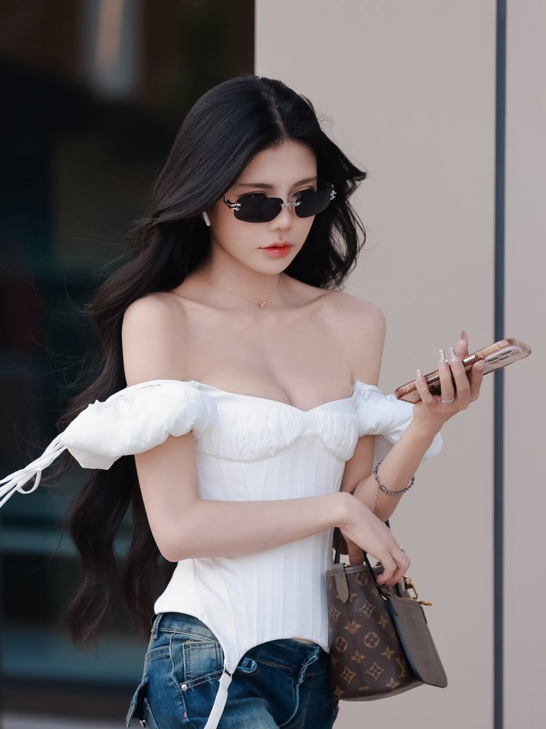 Trong công việc, Mai Dora luôn ghi điểm bởi sự chỉn chu, am hiểu kiến thức chuyên môn về Liên Minh Huyền Thoại và khả năng xử lý tình huống linh hoạt trên sóng trực tiếp. Về phong cách thời trang, cô chưa bao giờ đóng khung bản thân, từ quyền lực trên sân khấu đến năng động, gợi cảm ngoài đời. (Ảnh: IGNV)