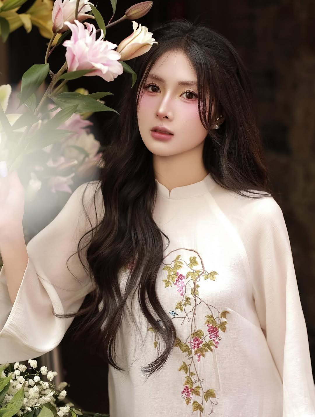 Bộ ảnh áo dài lần này của Quỳnh Alee như món quà tri ân người hâm mộ dịp cuối năm, đồng thời hứa hẹn về một năm mới bùng nổ của cô nàng. (Ảnh: IGNV)