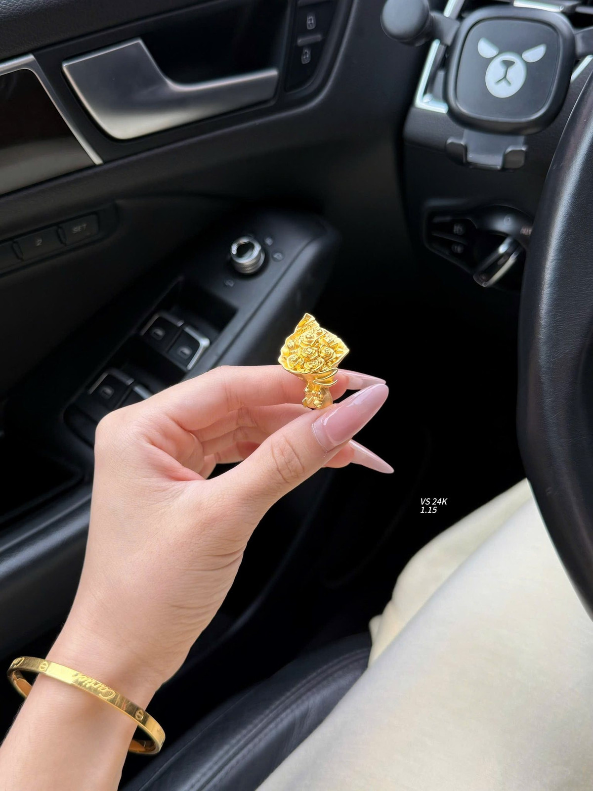 Những "bông hoa vĩnh cửu" này không chỉ mang ý nghĩa tình yêu bền chặt, mà còn là một món quà đầu tư, tích trữ giá trị khiến phái đẹp không khỏi xuýt xoa.