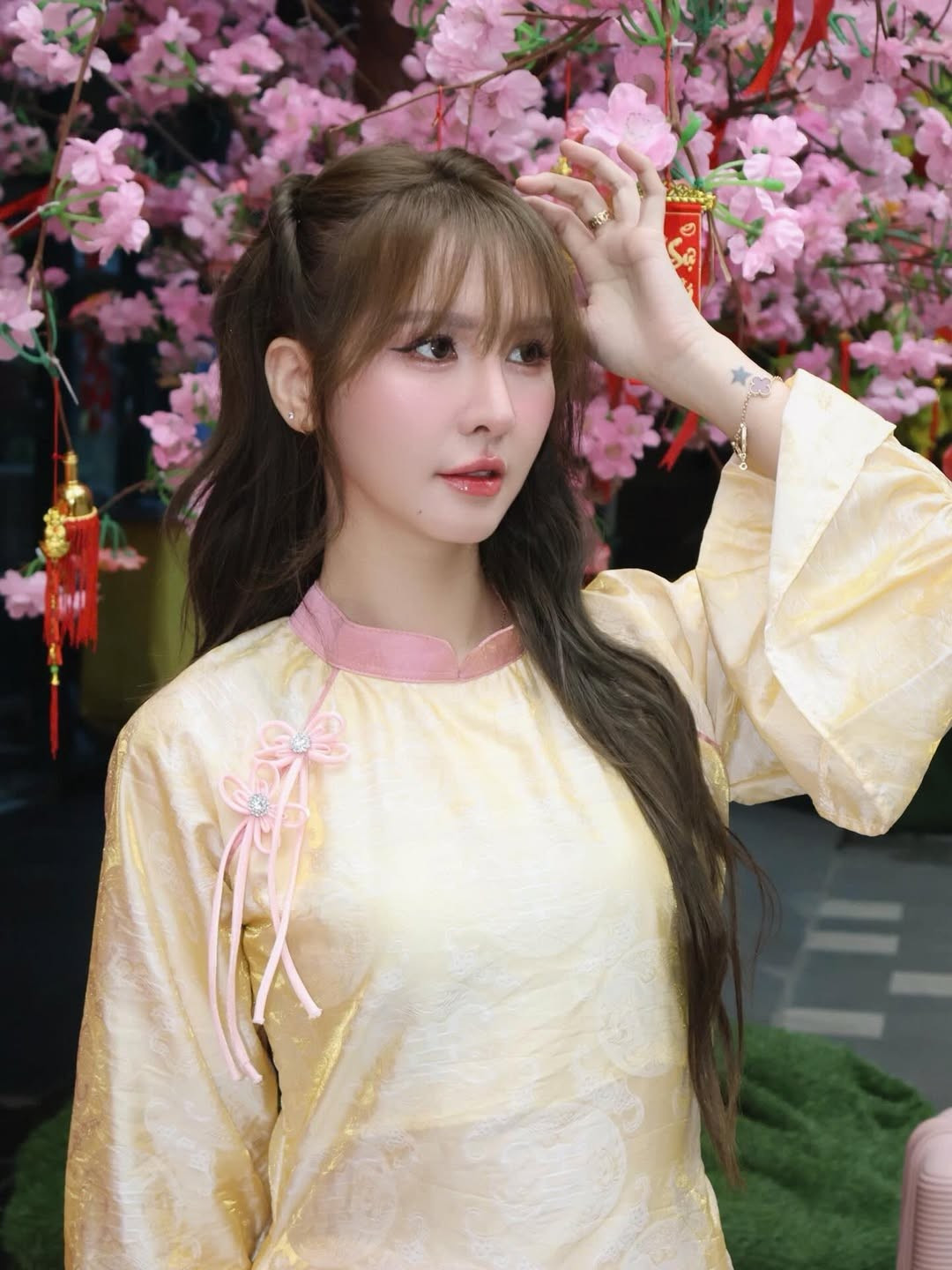 Giữa năm 2025, thông tin Ngân Sát Thủ và chồng trẻ đón con đầu lòng đã khiến cộng đồng mạng vỡ òa chúc phúc. Trên trang cá nhân, cô bắt đầu chia sẻ nhiều hơn những khoảnh khắc hạnh phúc bên tổ ấm nhỏ. (Ảnh: IGNV)