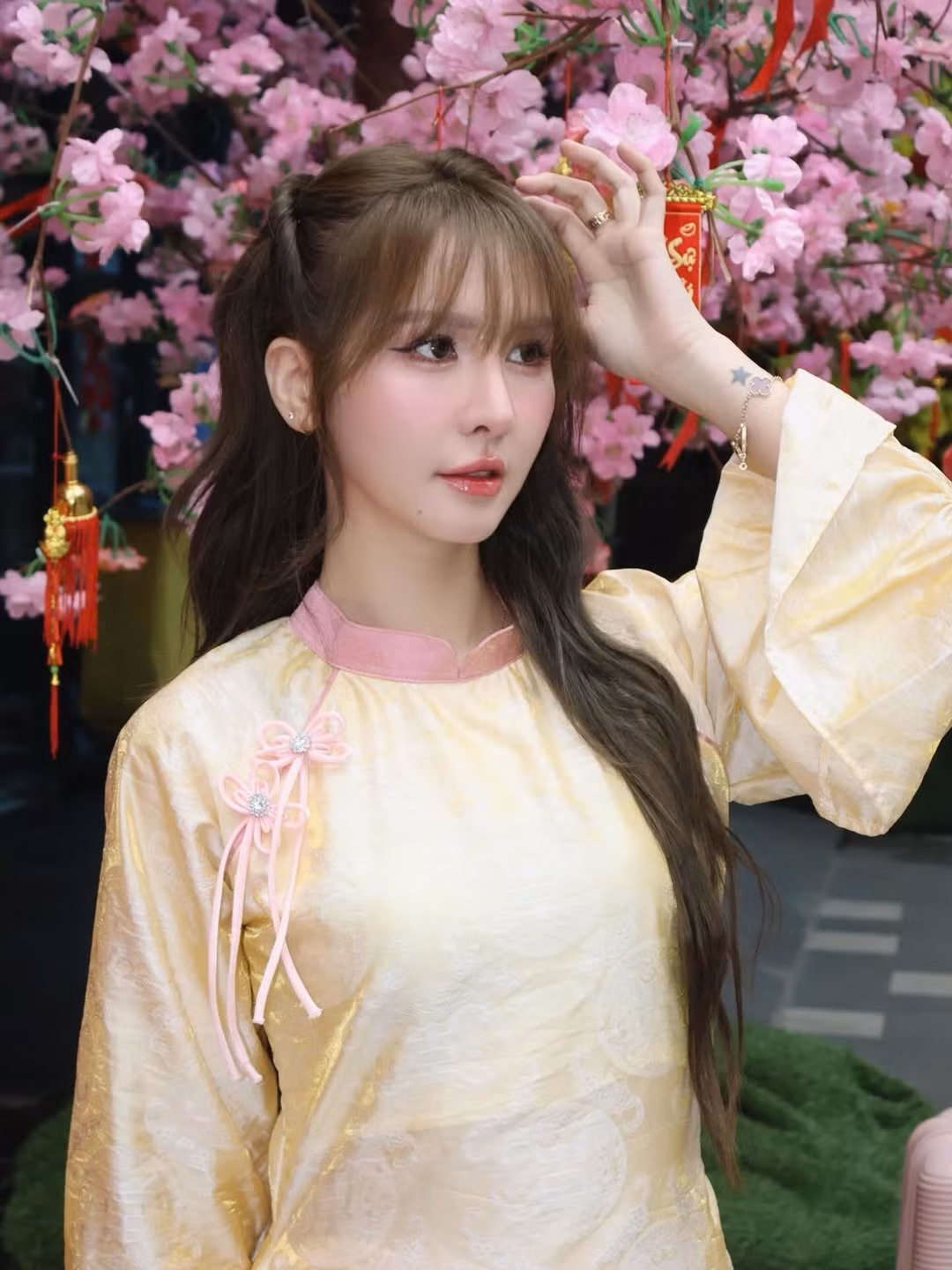 Giữa năm 2025, thông tin Ngân Sát Thủ và chồng trẻ đón con đầu lòng đã khiến cộng đồng mạng vỡ òa chúc phúc. Trên trang cá nhân, cô bắt đầu chia sẻ nhiều hơn những khoảnh khắc hạnh phúc bên tổ ấm nhỏ. (Ảnh: IGNV)