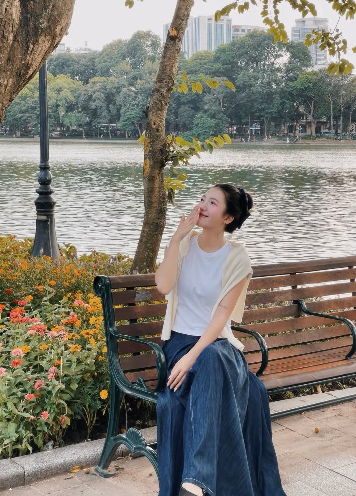 Những chiếc ghế bên cạnh hồ trở thành "đạo cụ" lý tưởng để các nàng thơ đến check-in. (Ảnh: Tổng hợp)