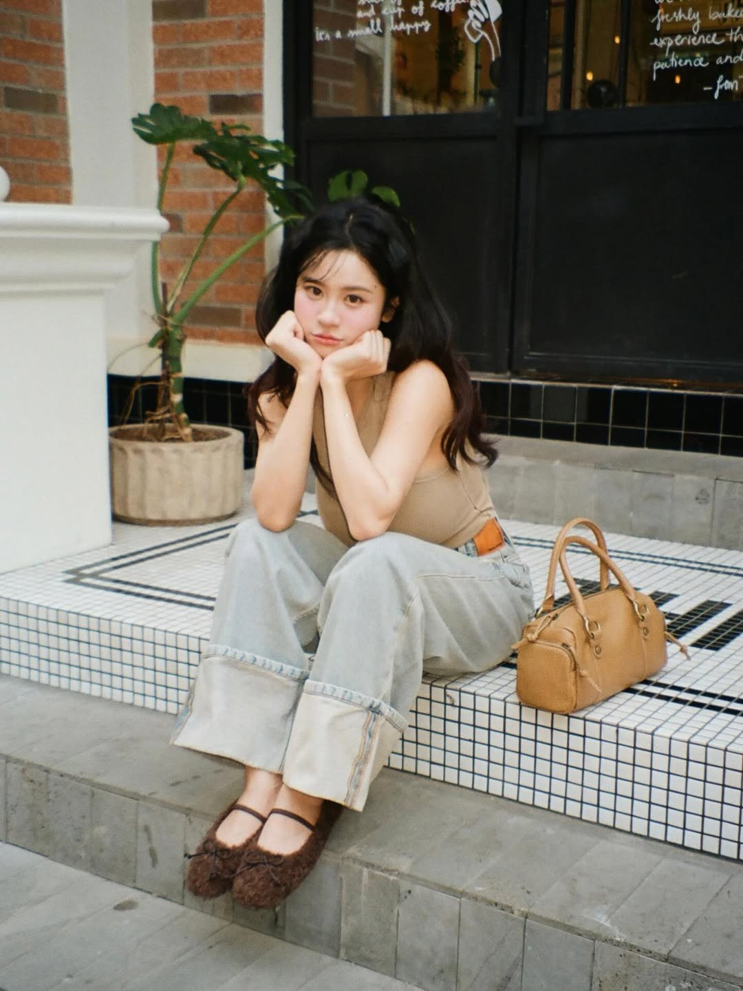 Đến cuối tháng 8/2025, cặp đôi bí mật chào đón con gái đầu lòng. Dù giữ kín hình ảnh mang thai suốt một thời gian dài, nhưng sau khi sinh, Hàn Hằng đã cởi mở hơn khi chia sẻ những khoảnh khắc "da kề da" đầy xúc động và nhật ký làm mẹ "tập sự". (Ảnh: IGNV)