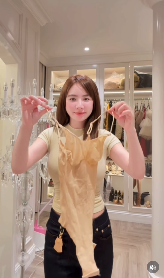 Trên trang cá nhân, Phương Bora vừa thực hiện một màn "đánh úp" thị giác cực mạnh dành cho người hâm mộ bằng một video thử đồ. Mở đầu đoạn clip, cô nàng tự tin cầm trên tay một chiếc jumpsuit liền thân màu nude. (Ảnh: IGNV)