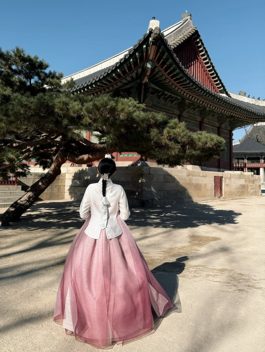 Chia sẻ trên trang cá nhân, Quỳnh Trương dí dỏm cho biết đây là lần đầu tiên cô trải nghiệm mặc Hanbok dưới tiết trời khắc nghiệt -11 độ C. Cô nàng viết: "Công chúa nay lần đầu được trải nghiệm mặc Hanbok dưới trời -11 độ, nhớ đến hết đời luôn ạ". (Ảnh: IGNV)