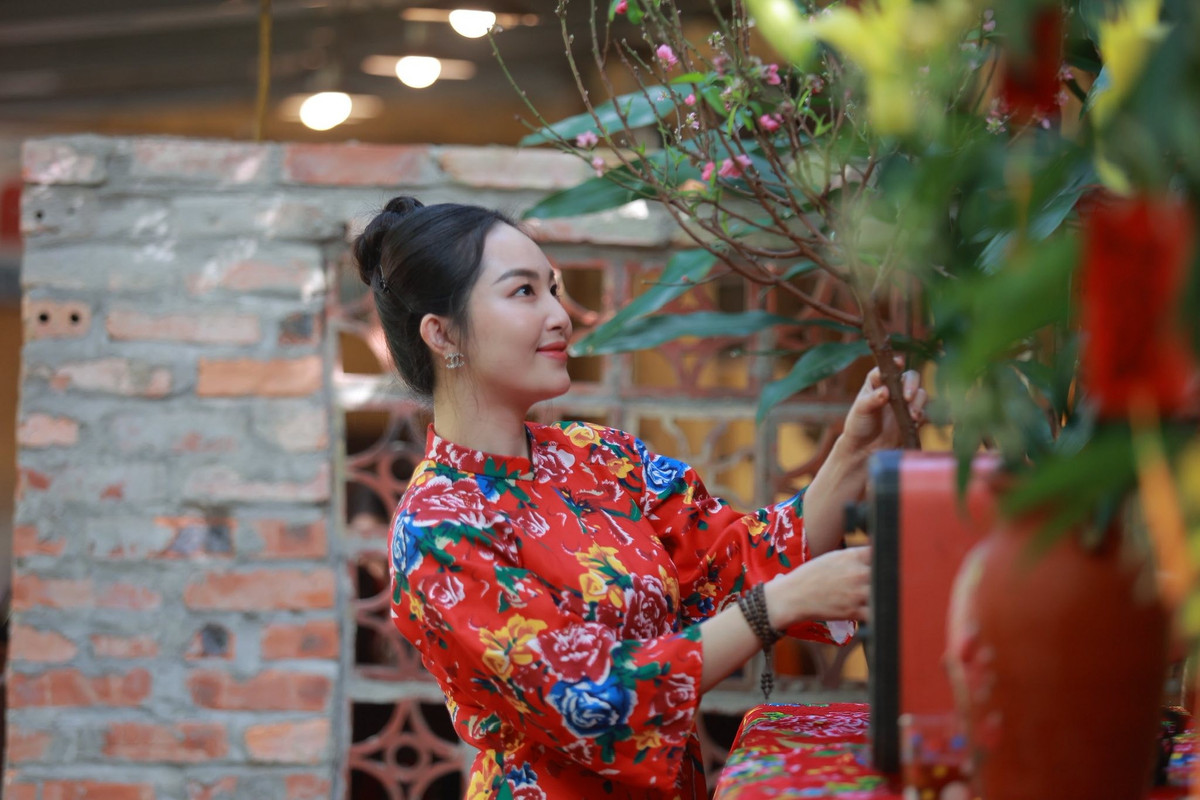 View - Nữ MC Nghệ An gia nhập đường đua ảnh Tết với áo dài họa tiết con công độc đáo | Báo Tri thức và Cuộc sống - TIN TỨC PHỔ BIẾN KIẾN THỨC 24H