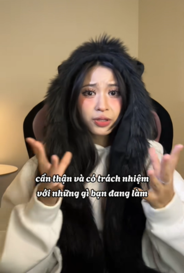 Tuy nhiên, nhiều người chỉ ra sự mâu thuẫn khi Quỳnh Bei từng che mặt trong thời gian dài để tránh bị soi mói ngoại hình, nhưng lại sẵn sàng "tấn công" trực diện vào khuyết điểm của người khác. Một số còn bóc mẽ khả năng ngoại ngữ của Quỳnh Bei sau đó.