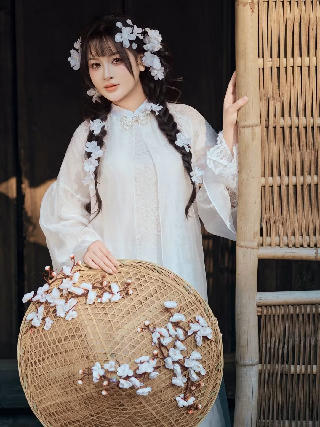 Cô nàng chọn tông make-up hồng cam nhẹ nhàng, tập trung vào đôi mắt long lanh và làn môi căng mọng. Mái tóc tết lỏng tay hoặc để xõa tự nhiên giúp Lyly trông dịu dàng, dịu mắt hơn hẳn phong cách sắc sảo hằng ngày. (Ảnh: IGNV)