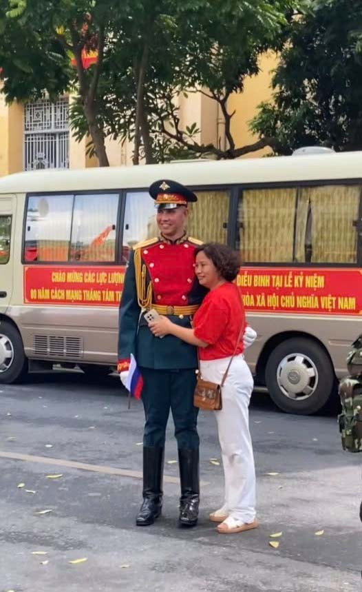 Ngày 6/9, vợ của quân nhân Maks Galkin đã chia sẻ bức ảnh "chiếc vali quà tặng" với nhiều đặc sản Việt Nam như bánh đậu xanh, mũ cối, gấu bông. (Ảnh: Tổng hợp)