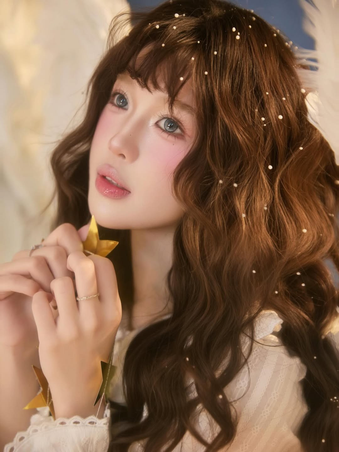 Điểm khiến người hâm mộ “đốn tim” nhất chính là nhan sắc ngày càng thăng hạng của nàng TikToker. Wyn Anh lựa chọn lối trang điểm theo phong cách "Douyin" đang cực thịnh hành: nhấn vào đôi mắt to tròn long lanh với lớp nhũ lấp lánh và đôi má hồng hây hây như đang say trong giấc mộng. (Ảnh: IGNV)