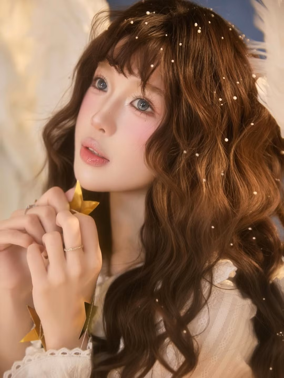 Điểm khiến người hâm mộ “đốn tim” nhất chính là nhan sắc ngày càng thăng hạng của nàng TikToker. Wyn Anh lựa chọn lối trang điểm theo phong cách "Douyin" đang cực thịnh hành: nhấn vào đôi mắt to tròn long lanh với lớp nhũ lấp lánh và đôi má hồng hây hây như đang say trong giấc mộng. (Ảnh: IGNV)