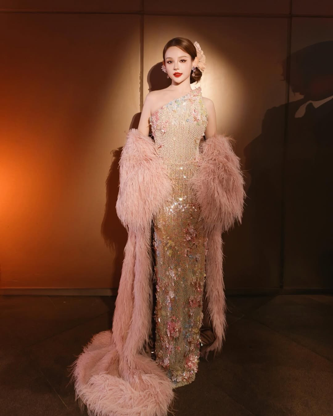 Huyền Baby là một trong những hot girl đời đầu nổi tiếng của Vbiz, ghi dấu ấn với vẻ ngoài ngọt ngào, sang chảnh. Sau khi kết hôn và sinh con, cô chọn rời xa showbiz, tập trung vào chăm sóc gia đình. (Ảnh: IGNV)