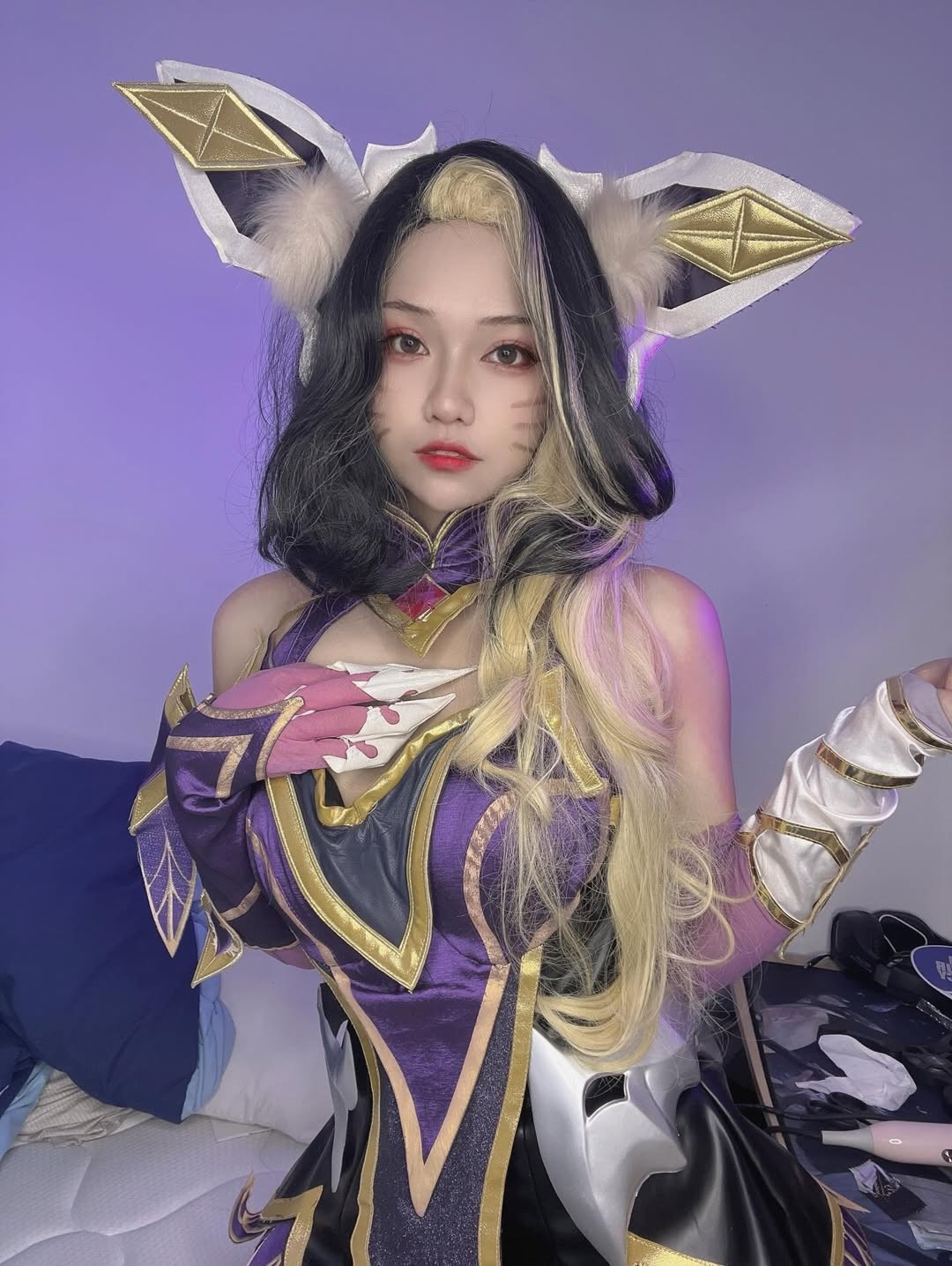 Cô nàng diện bộ cosplay Ahri với tông màu chủ đạo là tím và vàng ánh kim, cực kỳ bắt mắt và tôn lên đường nét cơ thể. (Ảnh: IGNV)