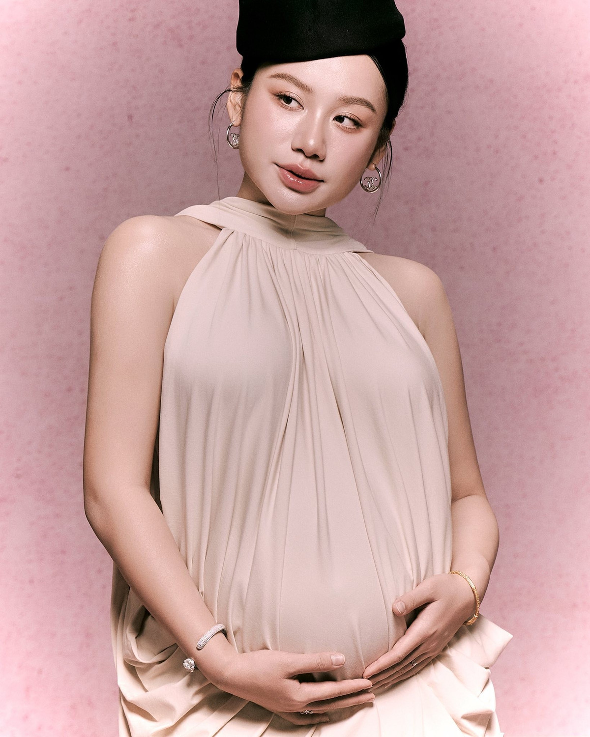 Minh Thư chọn một chiếc váy dài, suông rộng với tông màu be nhạt, sử dụng chất liệu rủ mềm mại, tạo hiệu ứng như những bộ váy của các nữ thần Hy Lạp. (Ảnh: FBNV)