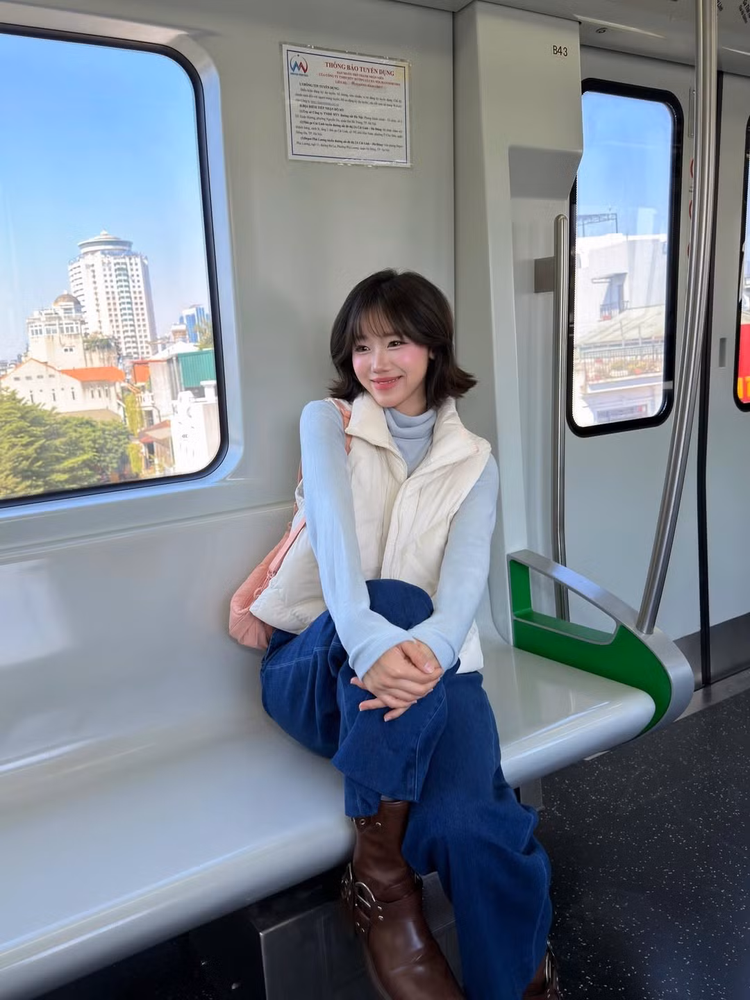 Chiếc áo cổ lọ là item chủ đạo xuyên suốt các bức ảnh. Chất liệu mềm mại, ôm vừa phải giúp tôn lên nét dịu dàng, nữ tính và giữ ấm tuyệt đối. (Ảnh: IGNV)