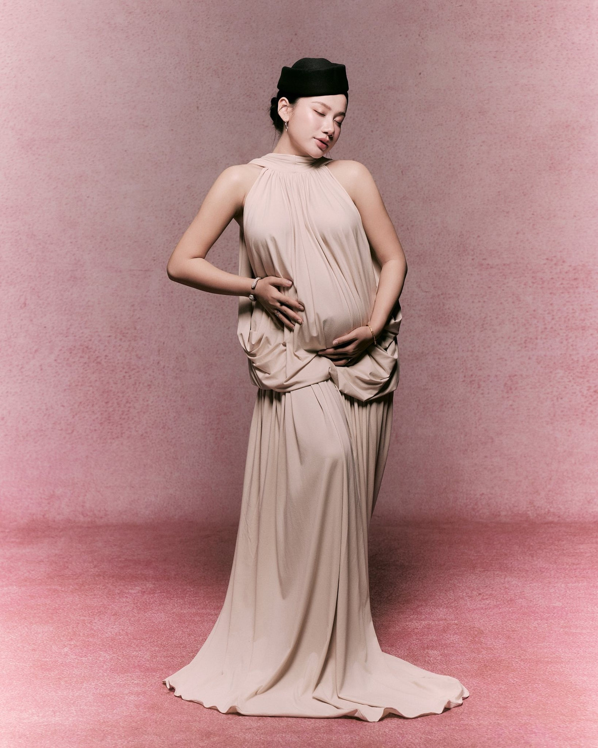 Trước đó trên trang cá nhân, Minh Thư cũng đăng tải những bộ ảnh bầu nghệ thuật khác, tuy nhiên những bộ ảnh này tập trung tôn vinh thần thái và vóc dáng đang mang thai một cách nhẹ nhàng hơn. (Ảnh: FBNV)