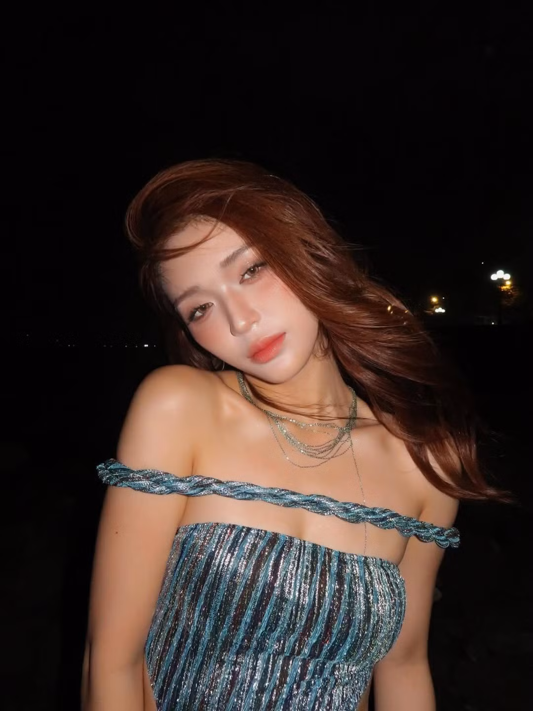 Không chỉ chú trọng đến trang phục, thần thái của Mai Hà Hoàng Yến trong loạt ảnh này cũng nhận được nhiều lời khen ngợi. Lối trang điểm quyến rũ với tông màu trầm, mái tóc xoăn bồng bềnh cùng gương mặt xinh đẹp sắc sảo càng làm tăng thêm vẻ kiêu kỳ, sang chảnh cho cô nàng. (Ảnh: IGNV)