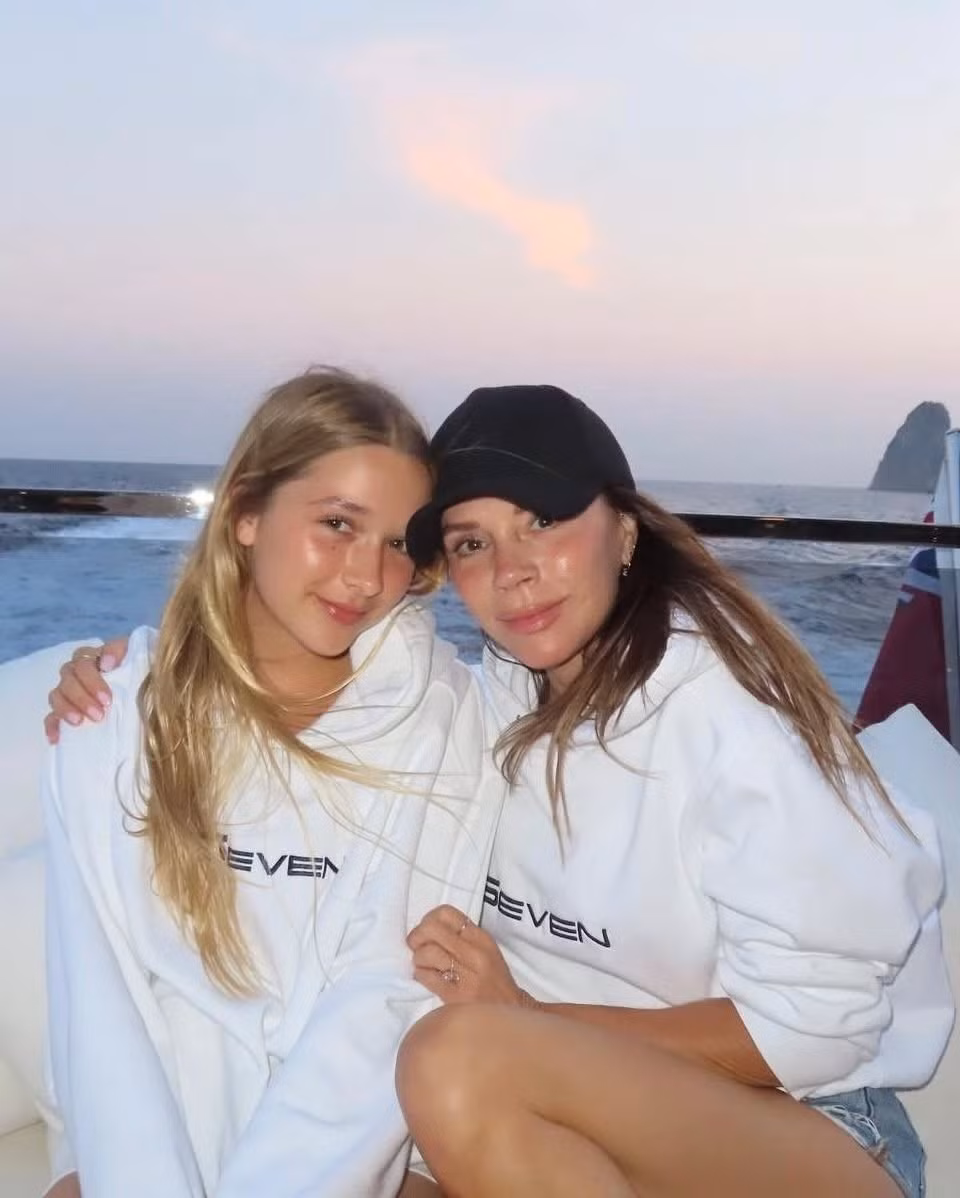 Nhiều người nhận xét rằng, Harper ở tuổi 14 đang ngày càng bộc lộ những nét đẹp thừa hưởng từ cả bố và mẹ. Cô bé có nụ cười ngọt ngào của David và thần thái quyến rũ, thanh lịch của Victoria.